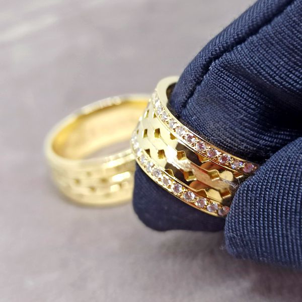 Aliança de Casamento Harmonia Geométrica - Par de Alianças de 8,0 Milímetros - com Diamantes
