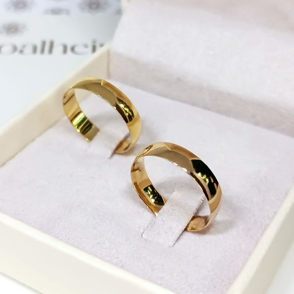 Aliança Clássica Abaulada em Ouro 18k com 4,5 Milímetros