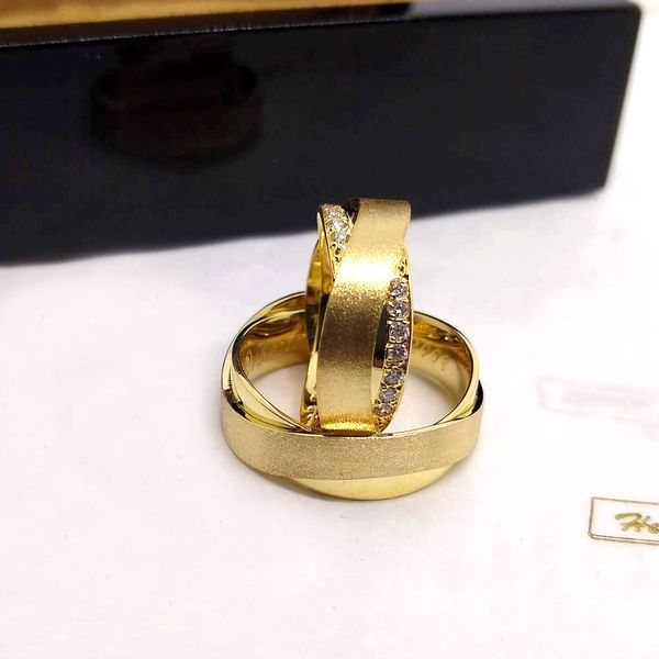 Alianças "Harmonia Diamante" em Ouro 18K com Aros Sobrepostos e Cravação de Diamantes