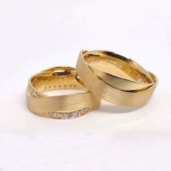 Alianças "Harmonia Diamante" em Ouro 18K com Aros Sobrepostos e Cravação de Diamantes