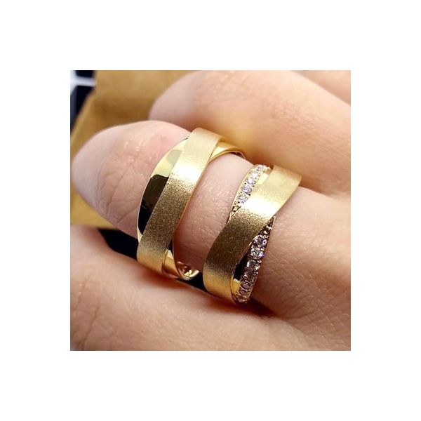 Alianças "Harmonia Diamante" em Ouro 18K com Aros Sobrepostos e Cravação de Diamantes