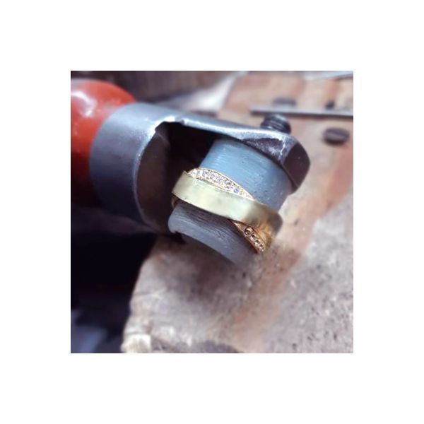 Alianças "Harmonia Diamante" em Ouro 18K com Aros Sobrepostos e Cravação de Diamantes