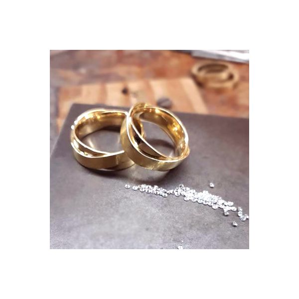 Alianças "Harmonia Diamante" em Ouro 18K com Aros Sobrepostos e Cravação de Diamantes