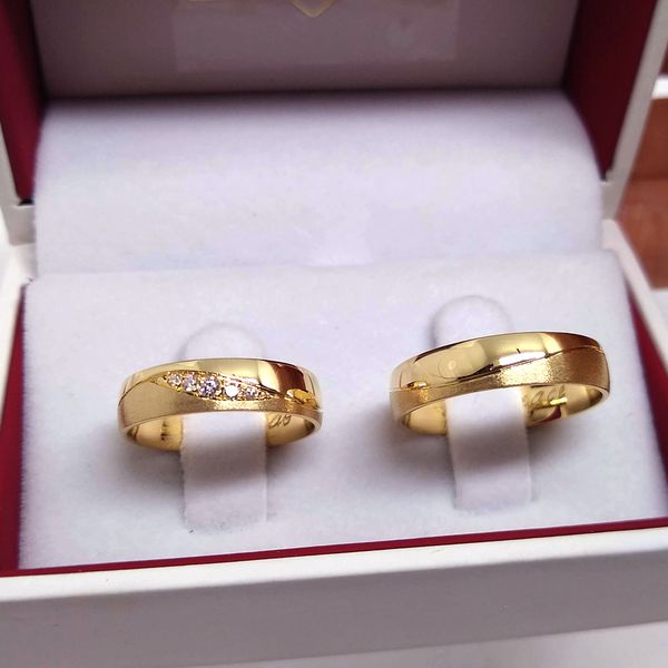 Aliança para Casamento Ondas de Diamantes - Ouro 18k 