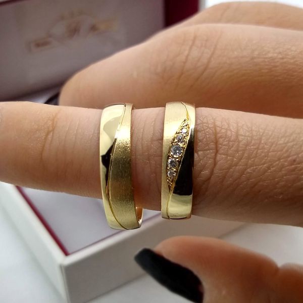 Aliança para Casamento Ondas de Diamantes - Ouro 18k 