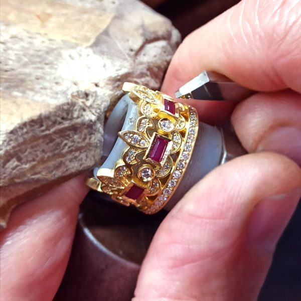 Aliança de Casamento Coroa em Ouro 18k com Pedras Preciosas e Diamantes - 12,0 Milímetros
