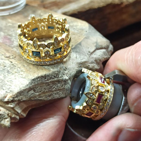 Aliança de Casamento Coroa em Ouro 18k com Pedras Preciosas e Diamantes - 12,0 Milímetros