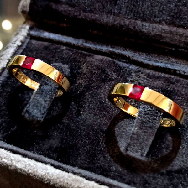 Aliança de Casamento com a Cravação de Pedras Preciosas - Ouro 18k