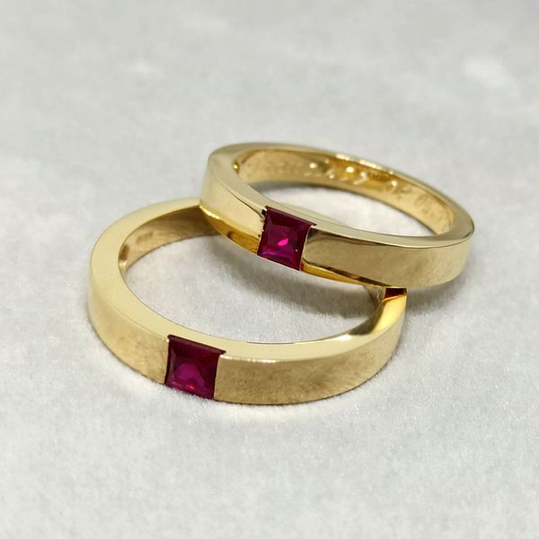 Aliança de Casamento com a Cravação de Pedras Preciosas - Ouro 18k