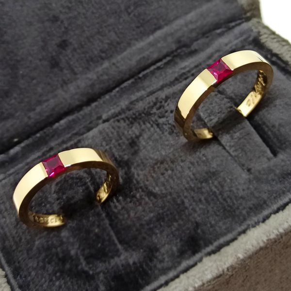 Aliança de Casamento com a Cravação de Pedras Preciosas - Ouro 18k