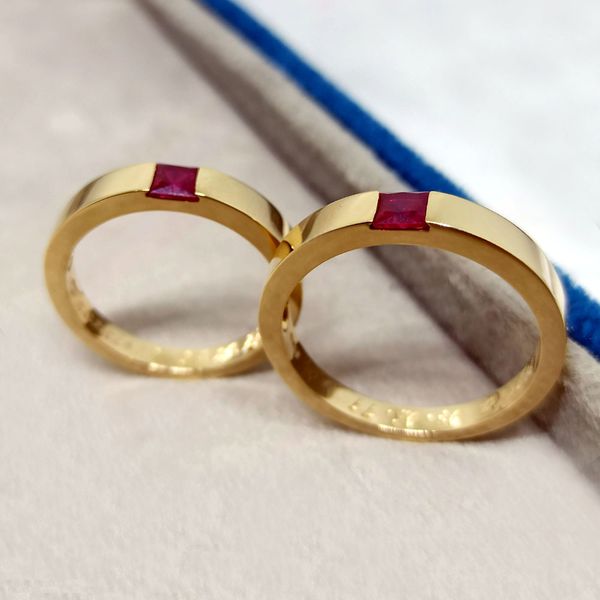 Aliança de Casamento com a Cravação de Pedras Preciosas - Ouro 18k
