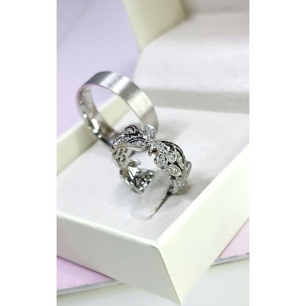 Alianças de Casamento Folhas Esculpidas Ouro 18k 35 Diamantes 