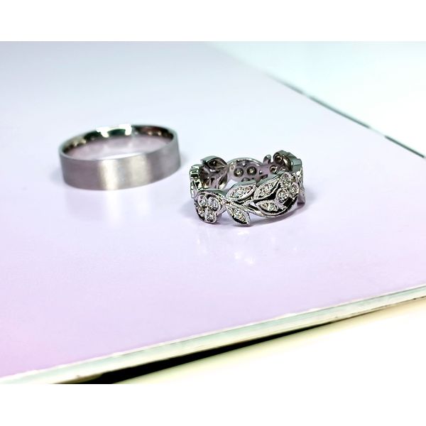 Alianças de Casamento Folhas Esculpidas Ouro 18k 35 Diamantes 