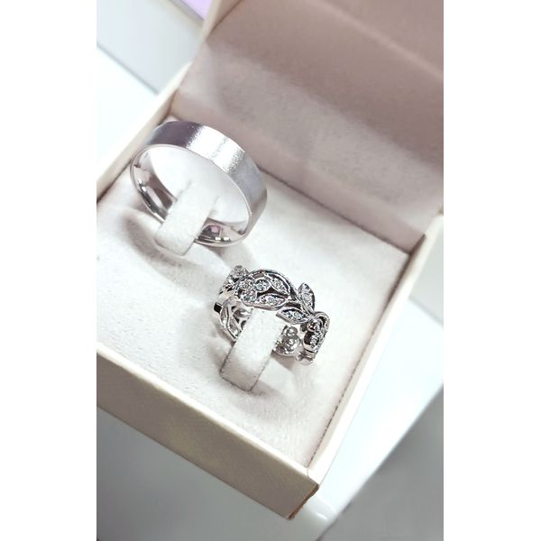 Alianças de Casamento Folhas Esculpidas Ouro 18k 35 Diamantes 