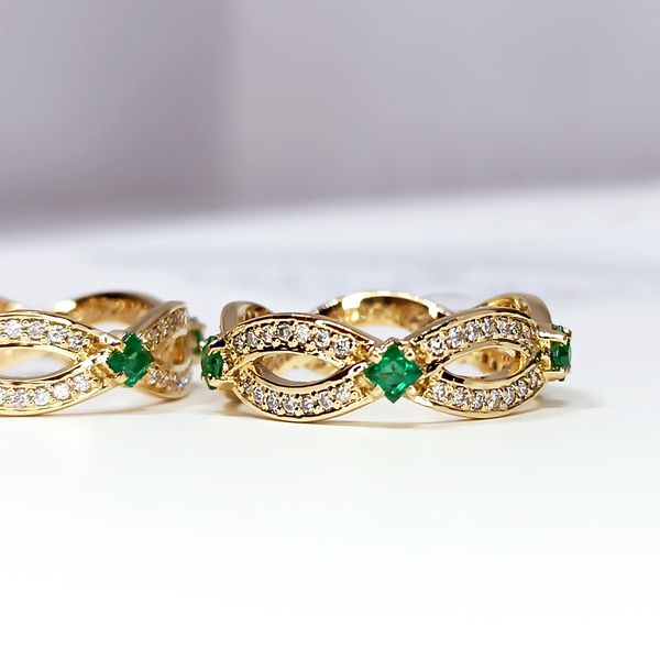 Aliança de Casamento Luxuosas Esmeraldas Cravejadas com Diamantes