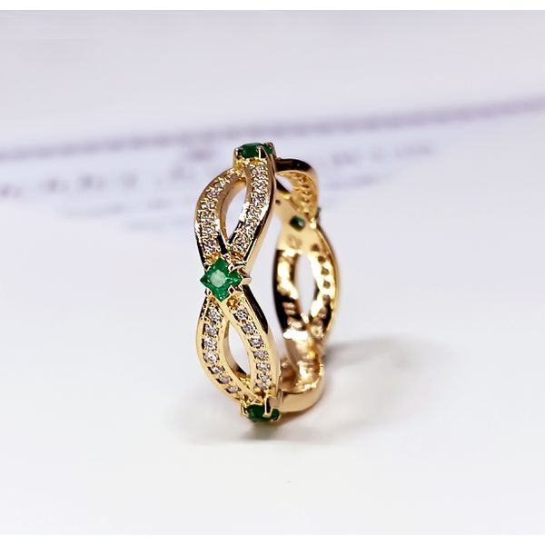 Aliança de Casamento Luxuosas Esmeraldas Cravejadas com Diamantes