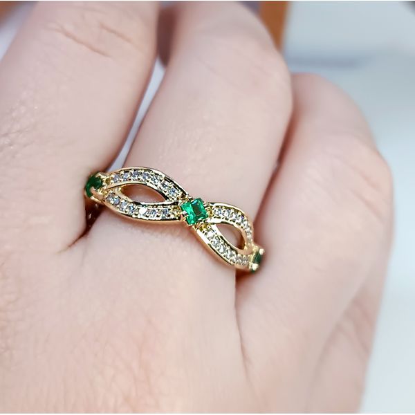 Aliança de Casamento Luxuosas Esmeraldas Cravejadas com Diamantes