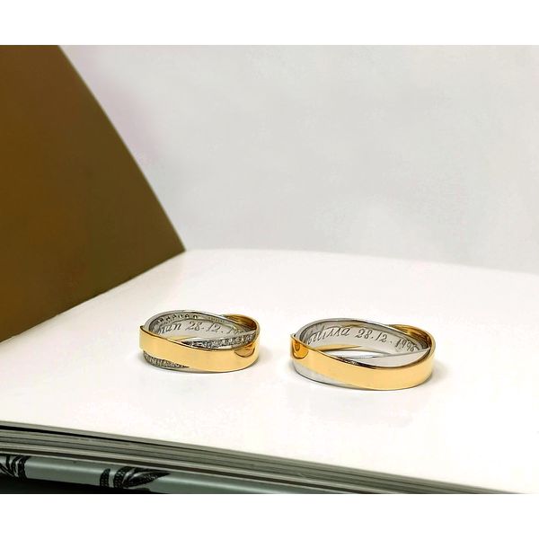 Alianças "Harmonia Diamante" em Ouro 18K com Aros Sobrepostos e Cravação de Diamantes