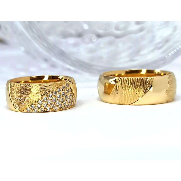 Alianças Luxo Texturizadas - Ouro 18k com 52 Diamantes - 7,5 Milímetros