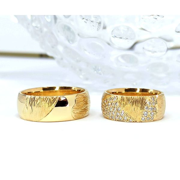 Alianças Luxo Texturizadas - Ouro 18k com 52 Diamantes - 7,5 Milímetros
