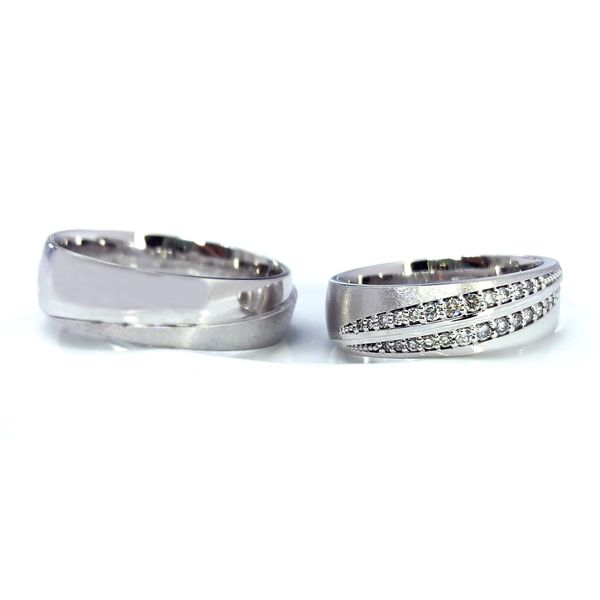 Aliança De Casamento em Ouro Branco 18k com Diamantes