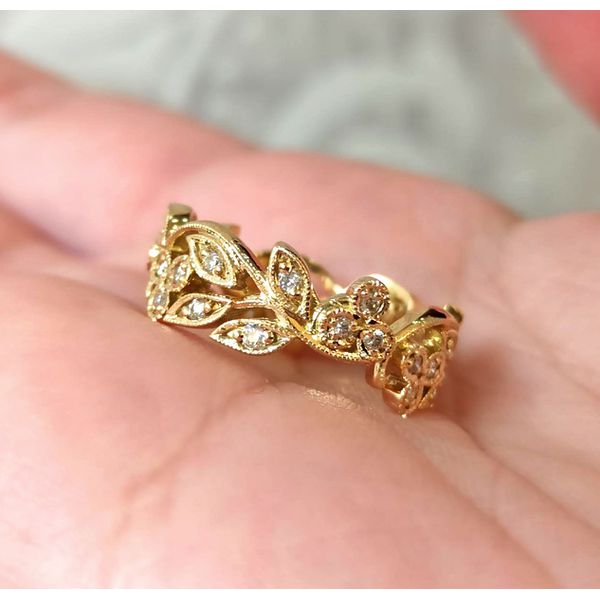 Alianças de Casamento Folhas Esculpidas Ouro 18k 35 Diamantes 