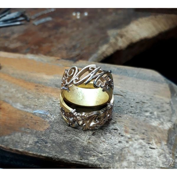 Aliança de Casamento Letras Esculpidas Glamour - Ouro 18k
