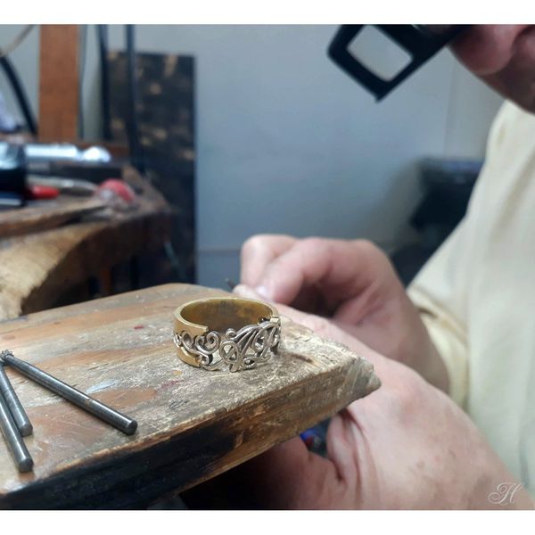 Aliança de Casamento Letras Esculpidas Glamour - Ouro 18k