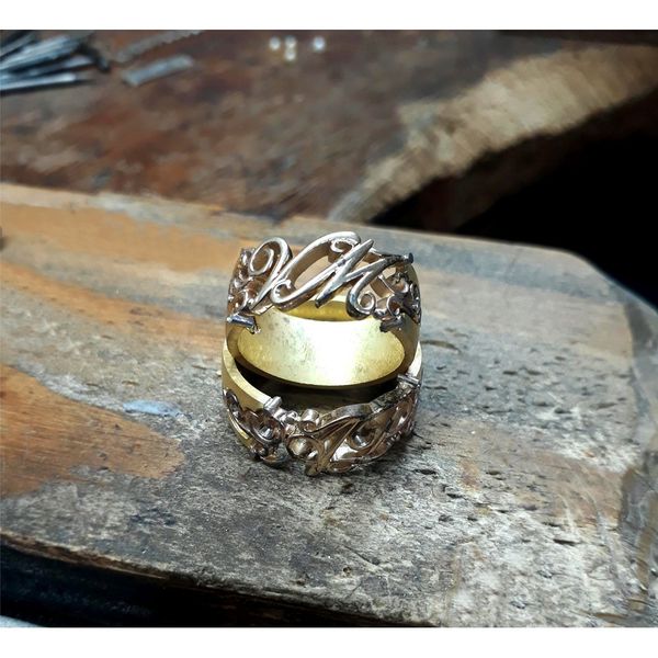 Aliança de Casamento Letras Esculpidas Glamour - Ouro 18k