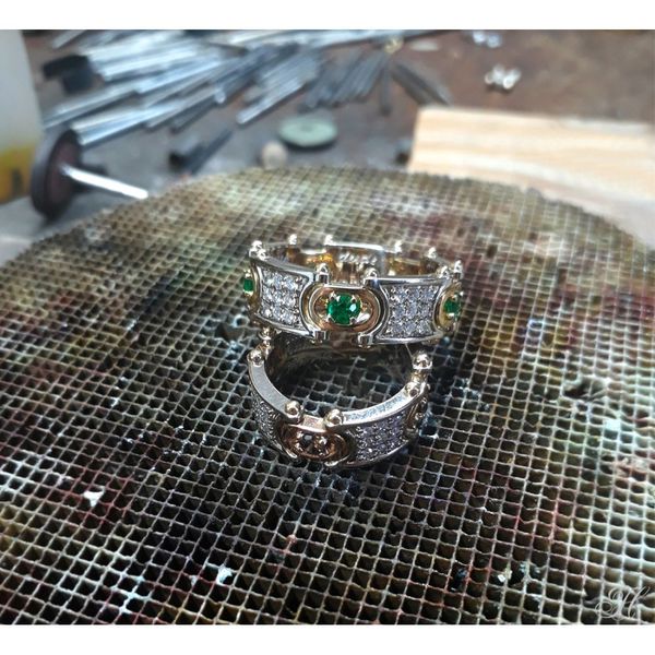 Aliança de Casamento Harmonia Mecânica Ouro 18k - com Diamantes e Esmeraldas