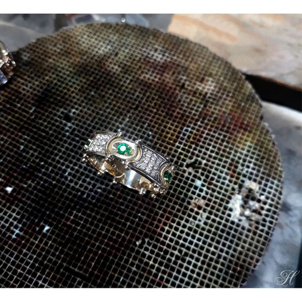 Aliança de Casamento Harmonia Mecânica Ouro 18k - com Diamantes e Esmeraldas