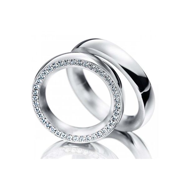 O Elegante par de Alianças de Casamento e Noivado Toda Cravejada com Diamante na Lateral da Feminina - Anatomia Clássica