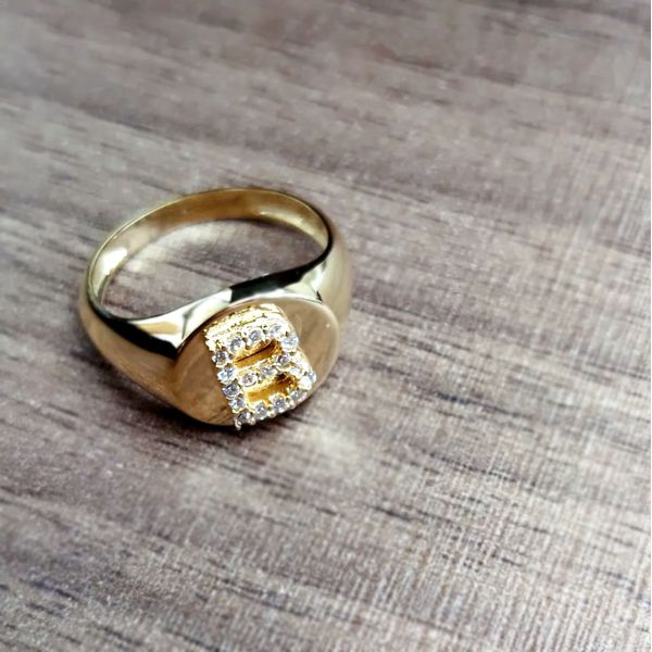 Anel em Ouro 18k Personalizado com a Inicial Cravejada