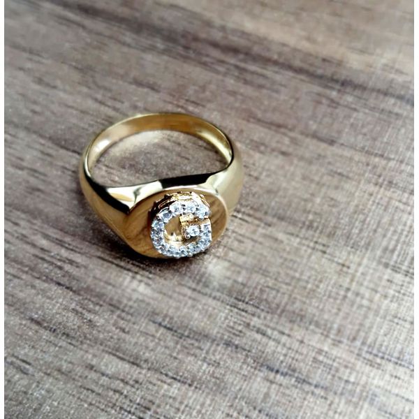 Anel em Ouro 18k Personalizado com a Inicial Cravejada