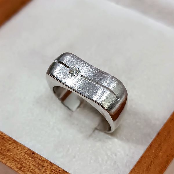 Anel em Ouro 18k com Diamante