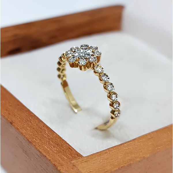 Anel de Florzinha Cravejado Ouro 18k 