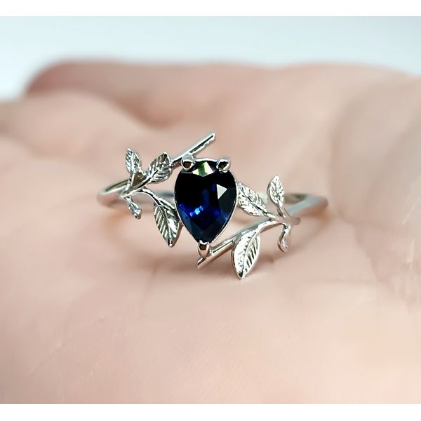 Anel em Ouro Folhas Com Pedra Gota Safira