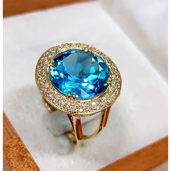 Anel em Ouro 18k personalizado com Topázio Redondo Central e Diamantes Laterais 
