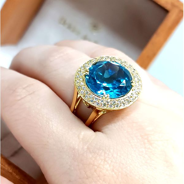 Anel em Ouro 18k personalizado com Topázio Redondo Central e Diamantes Laterais 