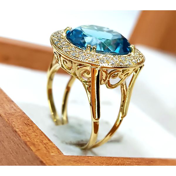 Anel em Ouro 18k personalizado com Topázio Redondo Central e Diamantes Laterais 