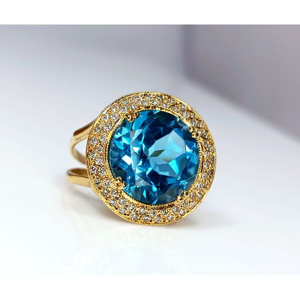 Anel em Ouro 18k personalizado com Topázio Redondo Central e Diamantes Laterais 
