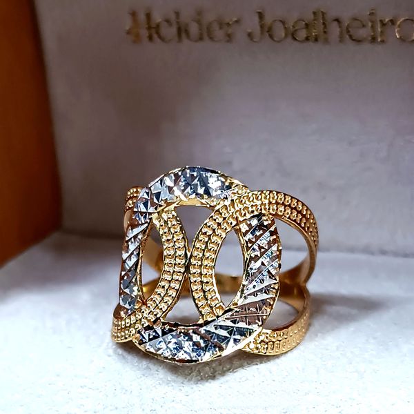 Anel em Ouro Amarelo e Branco 18k Diamantado e Trabalhado