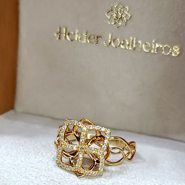 Anel em Ouro 18k Formato Flor Cravejado