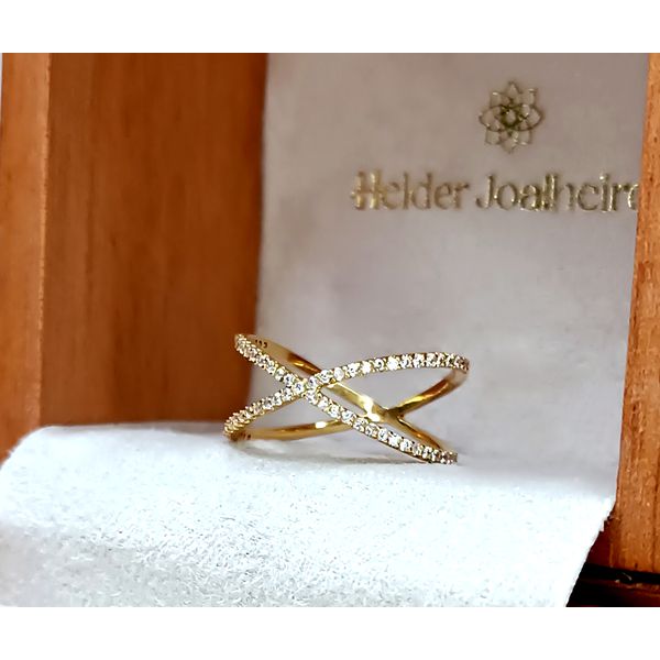Anel modelo X cravejado em Ouro 18k