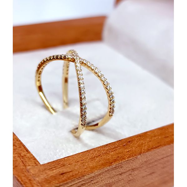 Anel modelo X cravejado em Ouro 18k