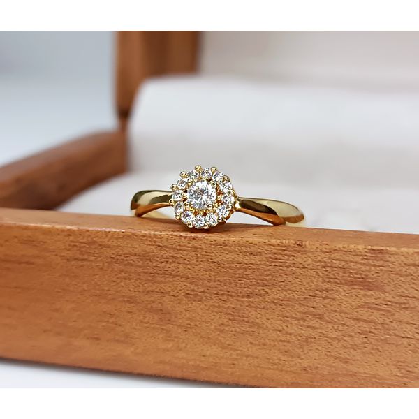 Anel Solitário em Ouro 18k Cravejado com Aro Abaulado
