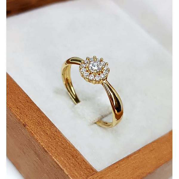 Anel Solitário em Ouro 18k Cravejado com Aro Abaulado