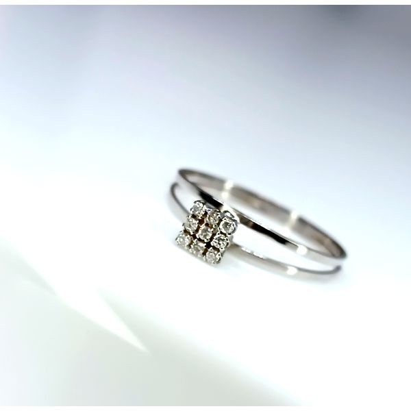 Anel Solitário Cravejado em Ouro Branco 18k com Diamantes 
