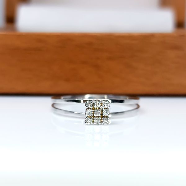 Anel Solitário Cravejado em Ouro Branco 18k com Diamantes 