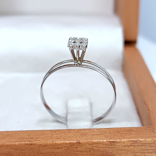 Anel Solitário Cravejado em Ouro Branco 18k com Diamantes 